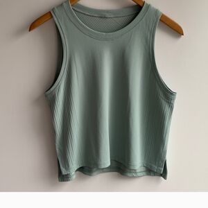 Lululemon train to be tank size 6